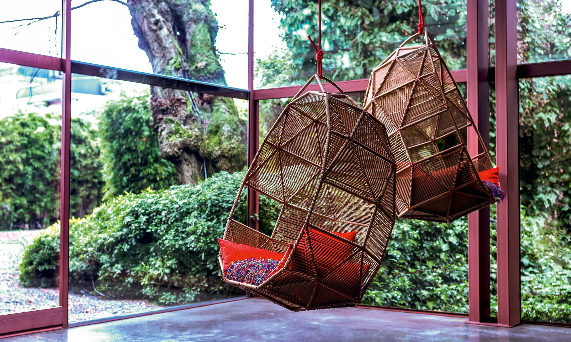 TROPICALIA Technopolymer garden hanging chair By Moroso | design Patricia  Urquiola